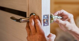 Установка и замена дверной ручки в Серпухове от 274 руб. – Мастер24, монтаж фурнитуры, недорого